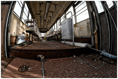 Interno di un tram abbandonato