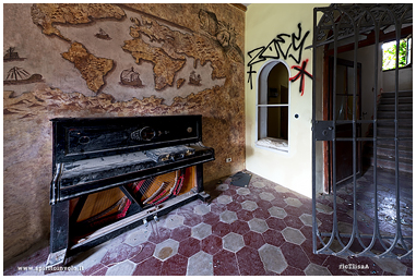 Foto di pianoforte ecarta geografica nella Villa dell'Astronomo