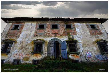 Fotografia della facciata di Villa dei Rovi in Toscana