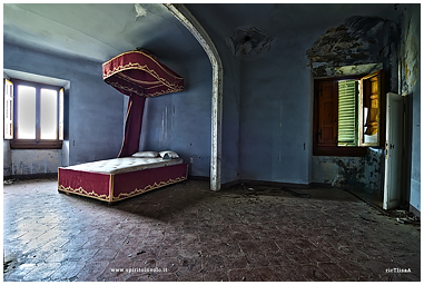 Foto di baldacchino rosso nella Villa del Borgo 