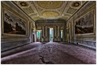 Salone affrescato nella villa dei contrasti