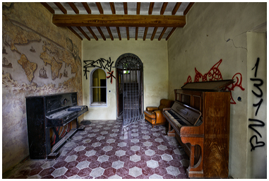 Foto di pianoforte e carta geografica nella Villa dell'Astronomo