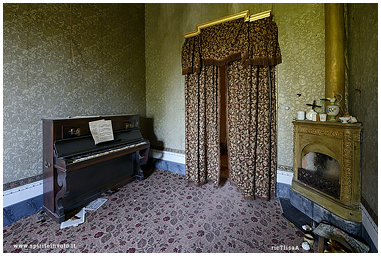 Fotografia di stanza con pianoforte nella Villa della Poetessa