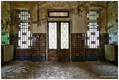 Fotografia di ingresso della Villa delle Piastrelle o dei riflessi