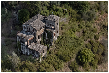 Fotografia con drone della Villa delle streghe in Liguria