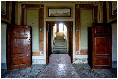 Fotografia di salone e scale della Villa di Mary Poppins in Toscana