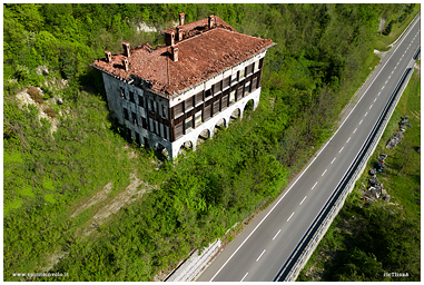 Gli otto comignoli di villa Libarna visti dal drone