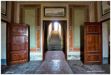 Fotografia di salone e scale della Villa di Mary Poppins in Toscana