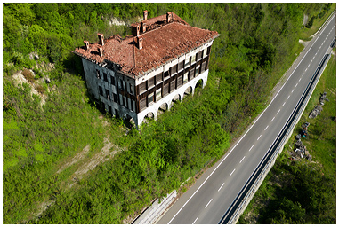 Gli otto comignoli di villa Libarna visti dal drone