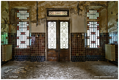 Fotografia di ingresso della Villa delle Piastrelle o dei riflessi