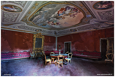 Specchi e colori nel magnifico salone rosso della Villa Runia