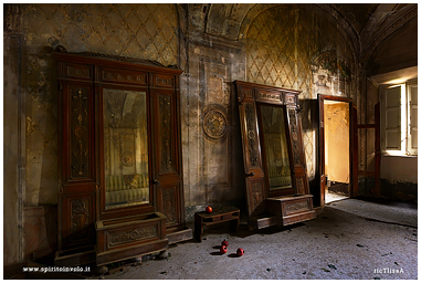 Fotografia del salone della Villa degli specchi gemelli