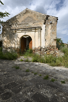 Chiesa crollata nel paese abbandonato di Alianello vecchio