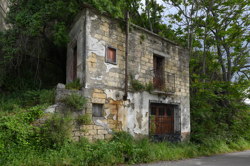 Facciata di casa abbandonata a Alianello vecchio