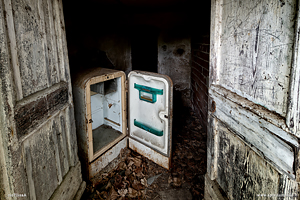 Frigorifero abbandonato nella cascina dell'antiquario