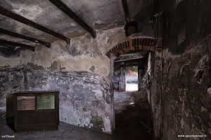 Vecchio mobile con paralume nella cascina dell'antiquario