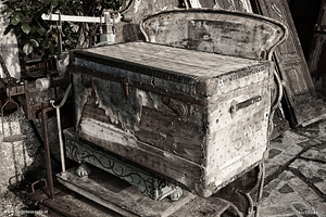 Vecchio baule di legno nella cascina dell'antiquario