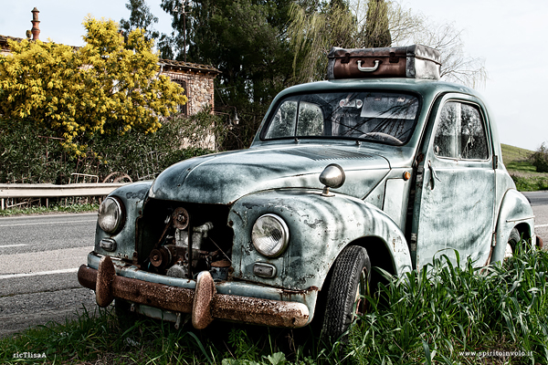 FIAT topolino davanti alla cascina dell'antiquario
