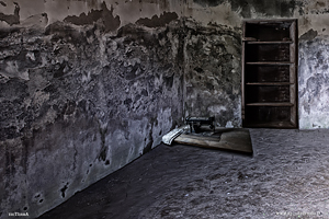 Scaffale e macchina da cucire nella cascina dell'antiquario