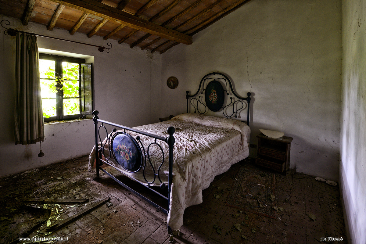 Foto di un letto in una camera abbandonata di un B&B
