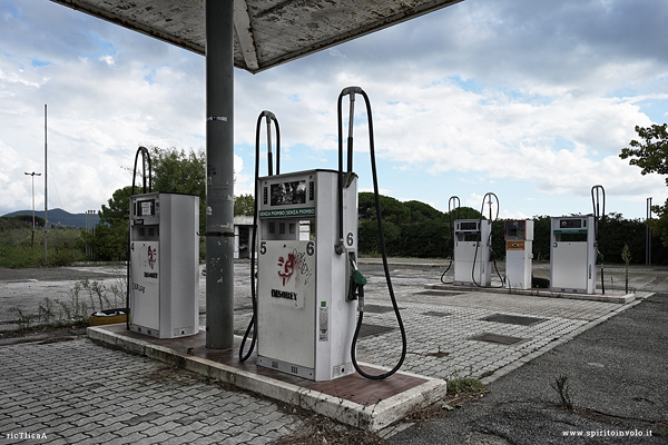 Distributore di benzina abbandonato in Toscana