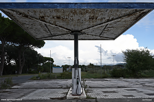 Distributore di benzina abbandonato in Toscana