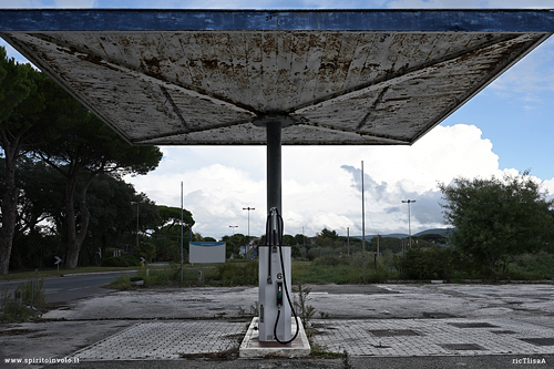 Distributore di benzina abbandonato in Toscana