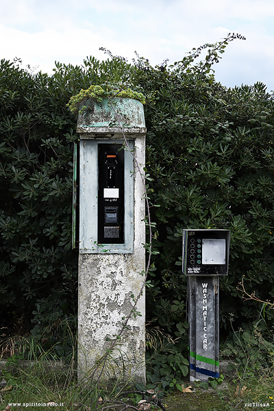 Distributore di benzina abbandonato in Toscana