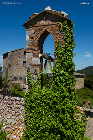 Campanile visto dal drone nel borgo della capra