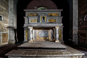 Altare nella chiesa del borgo della capra