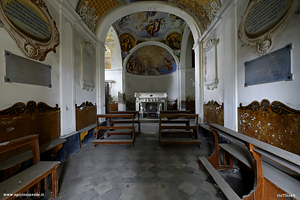 Entrata ed affreschi della Cappella Tommasi a Livorno