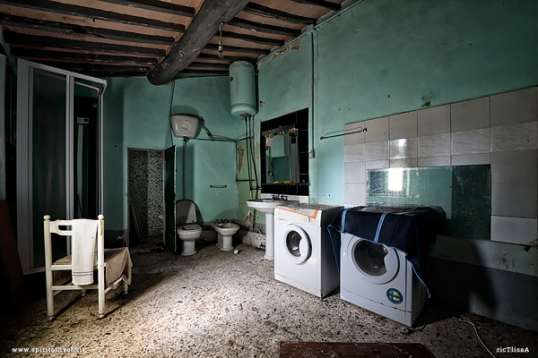 Il bagno nella casa del camino rosa