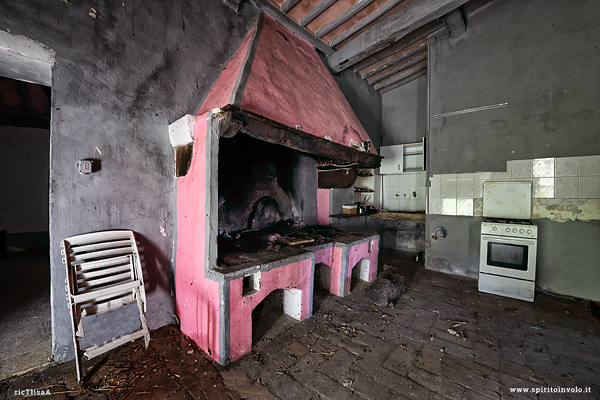 La cucina della casa del camino rosa