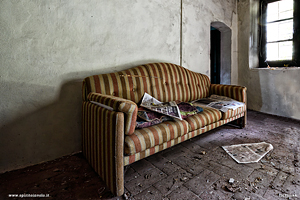 Il divano nella casa del camino rosa