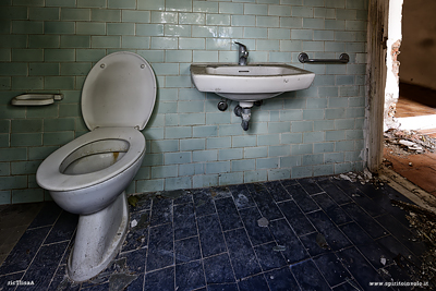 Bagno della casa abbandonata sul mare