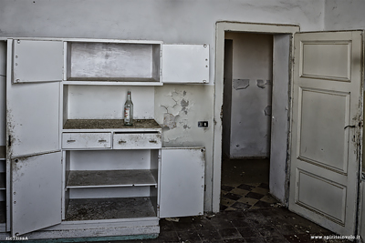 Credenza della casa abbandonata sul mare