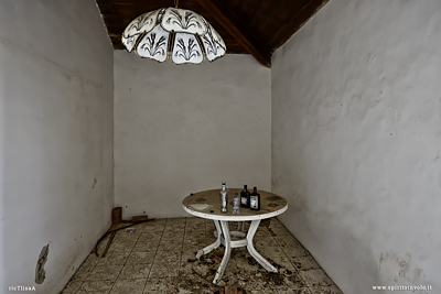 Salottino della casa abbandonata sul mare