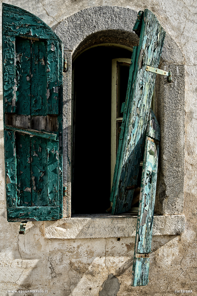 Finestra della casa abbandonata sul mare