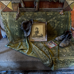 Fotografia di bambina nella casa che attende