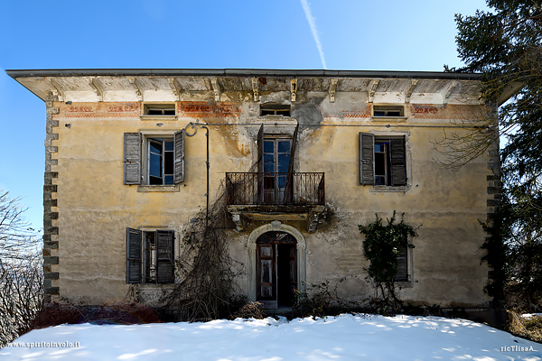 La facciata della casa che attende