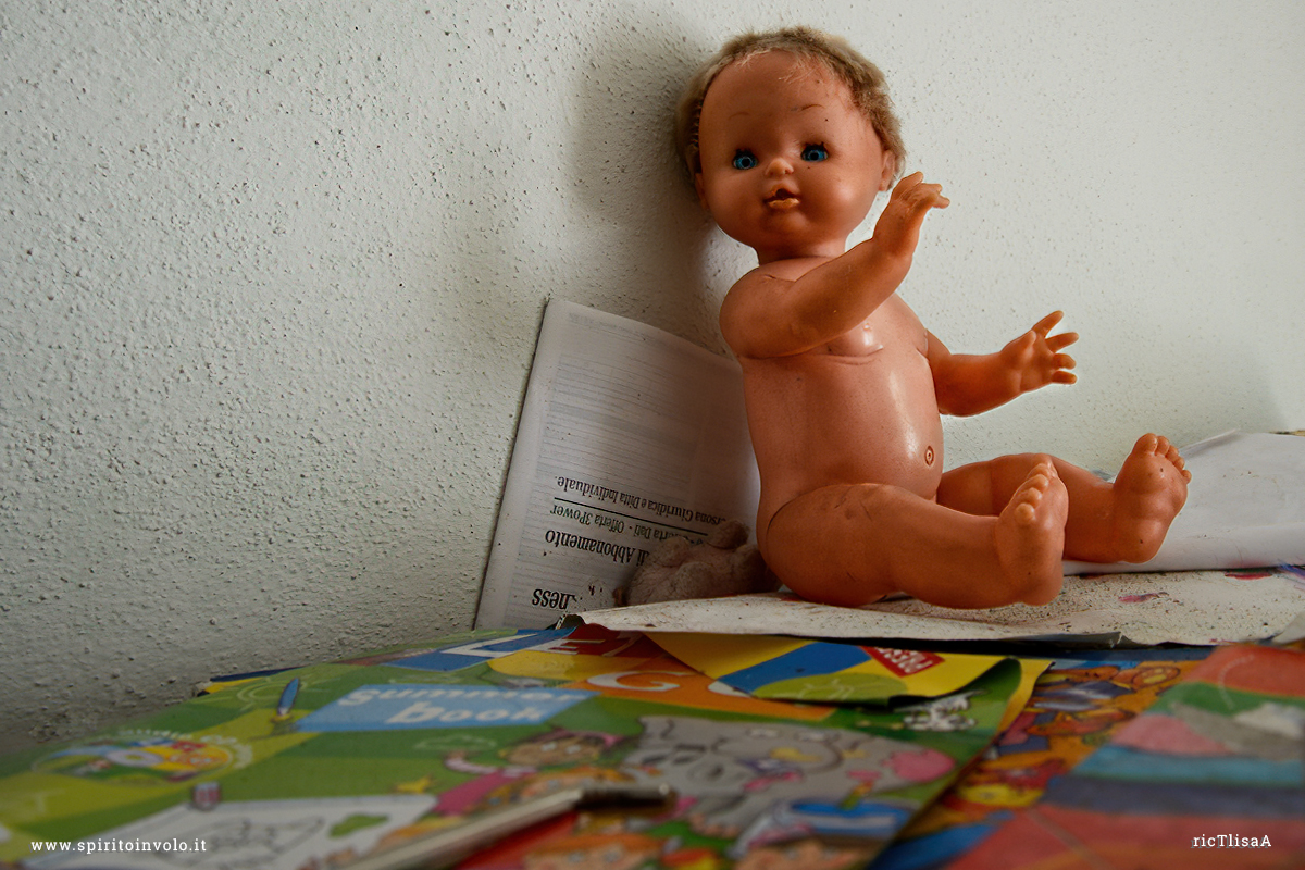 Fotografia di una bambola nella casa dei giocattoli