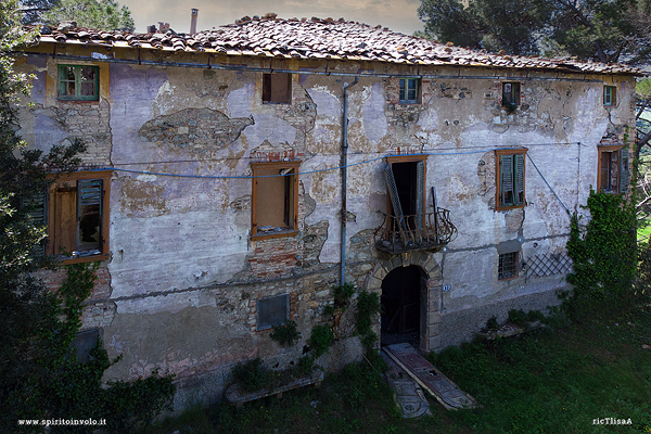 Facciata della casa dei giocattoli vista con il drone