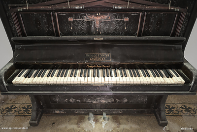 Vecchio Pianoforte abbandonato