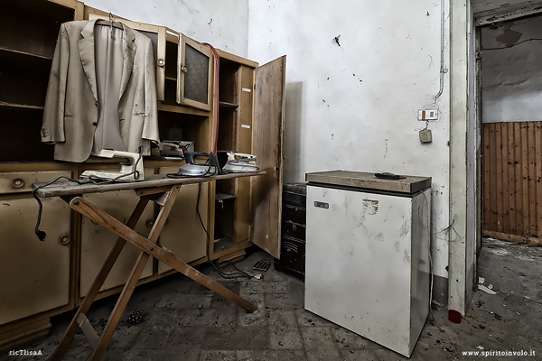 Asse da stiro e vestiti nella casa RSA