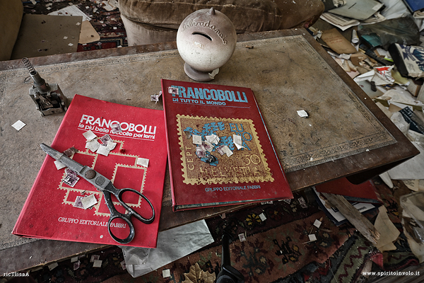 Album di francobolli nella casa del collezionista di francobolli