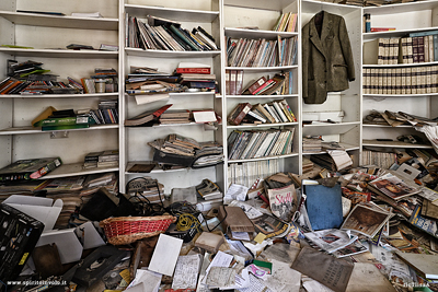 Libreria nella casa del collezionista di francobolli