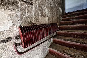 Scale con termosifone nella casa del collezionista di francobolli