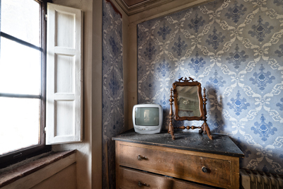 Piccolo televisore e specchio nella casa nel bosco