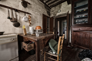 Tavolo in cucina della casa nel bosco