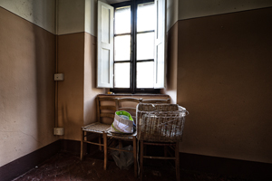 Sedie e finestra della casa nel bosco